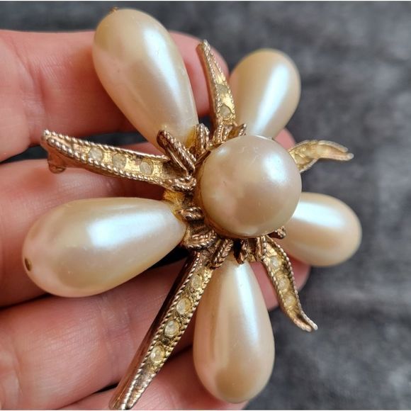 Dauplaise Jewelry Dauplaisevintage Broochstarflower Faux Pearls White Stones Poshmark